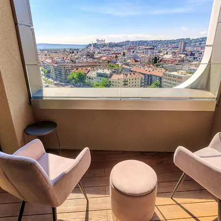 アパート Sky Park 1 - Castle View From Bed, Luxurious #Instaworthy Apartment In Downtown City Center, Parking Included, Best Address In Town *