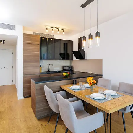 Sky Park 1 - Luxurious #instaworthy In Downtown Center With Included Parking, Address In Town Apartment *