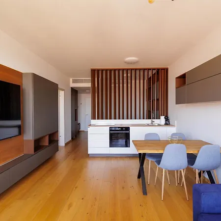 Apartment Sky Park 1 - Castle View From Bed, Luxurious #instaworthy In Downtown Center, Parking Included, Address In Town *